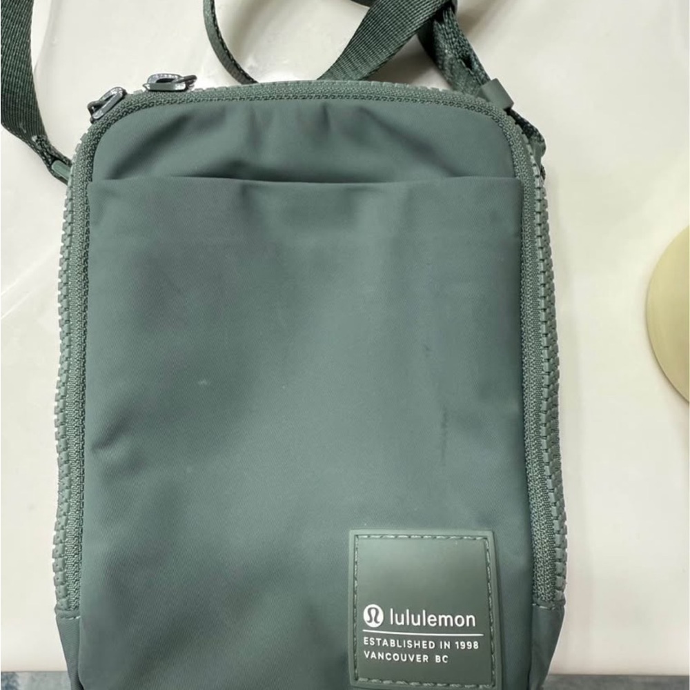lululemon athletica easy access crossbody bag
Green eucalyptus color